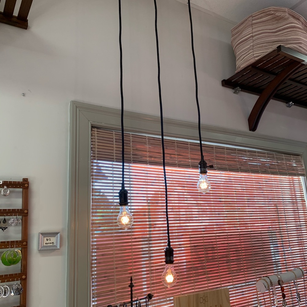 3 Hanging Pendant lights